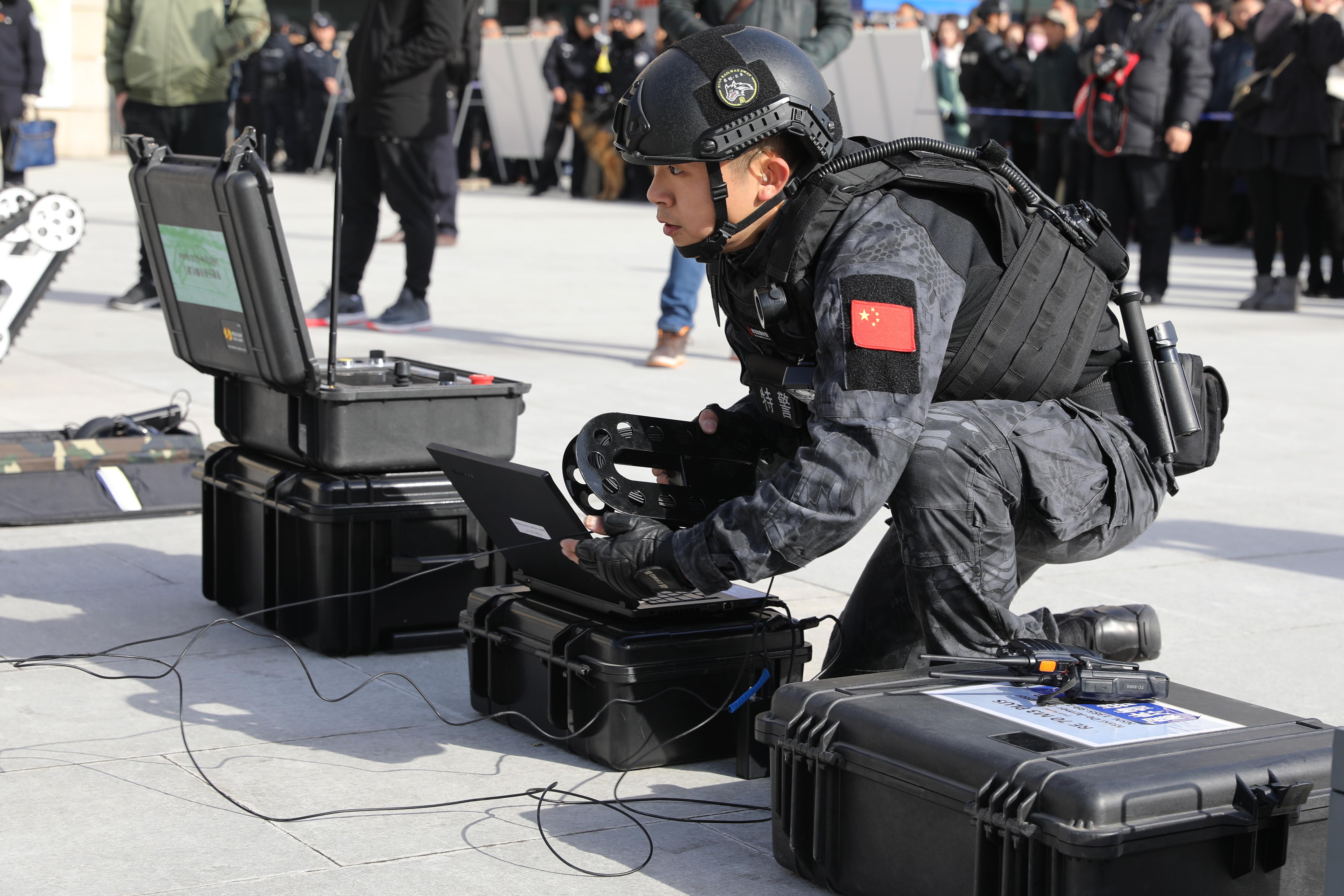 2018年1月31日,在西安北站,发现可疑物品后,排爆民警立即操控机器臂