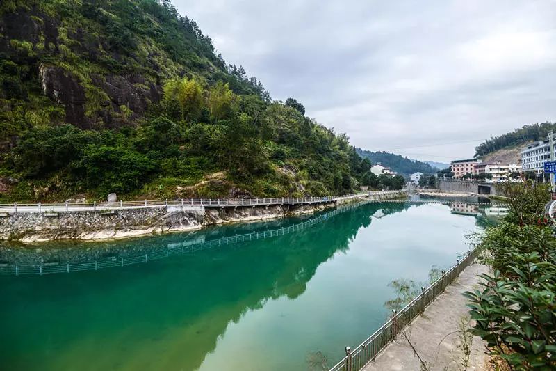 旅游 正文 黄镇村,旧时称黄山村,位于青田县西北部高市乡.