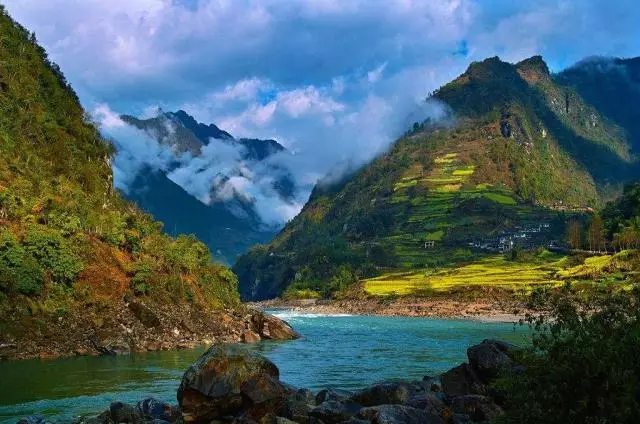 被从西向东流淌的格马洛河和甲生河分成三块,这里雪山环绕,江河汇聚