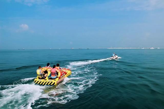 出海的旅程——在碧波荡漾的大海上，与朋友并肩前行，感受海洋的广阔与深邃。每一片海面都是一个故事，每一艘船只都承载着不同的梦想和希望。让我们一起踏上一段属于自己的海洋之旅，探索未知的世界。