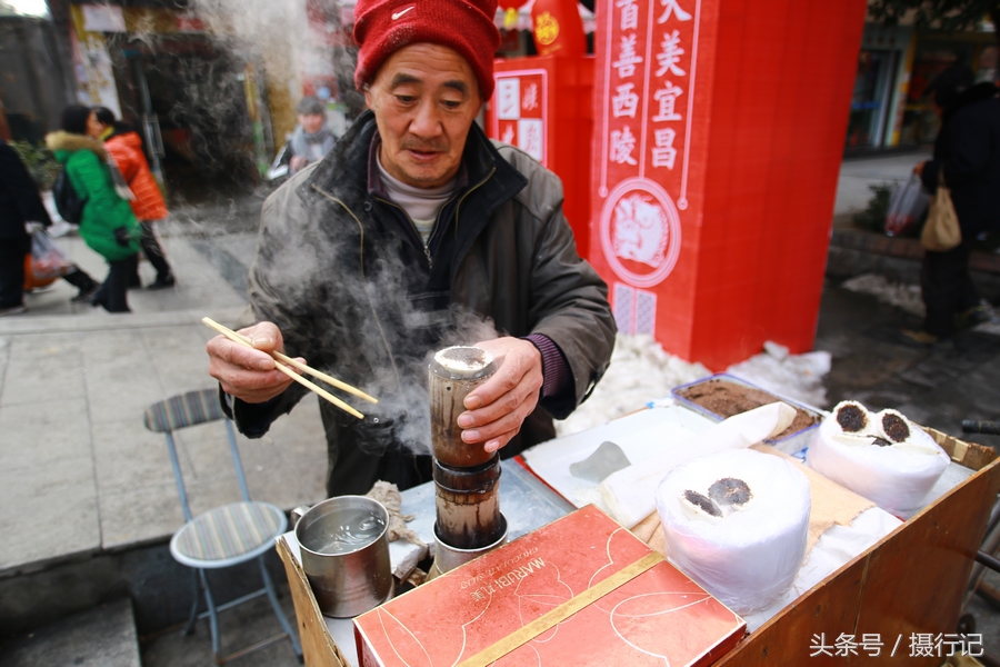 这是在做"顶顶糕",您猜对了吗?顶顶糕,是湖北的特色小吃之一.