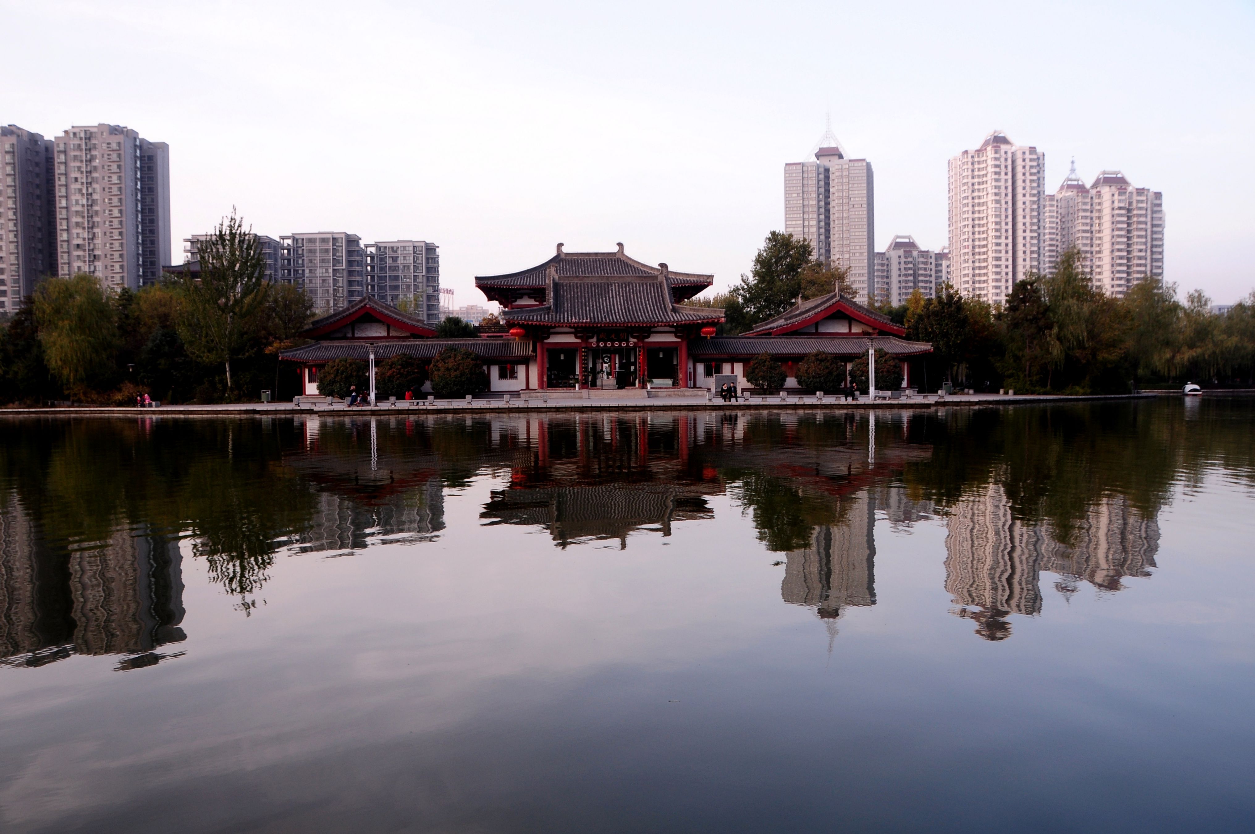丰庆公园是现代生态景观与历史文化景观融为一体的皇家园林,仿唐建筑