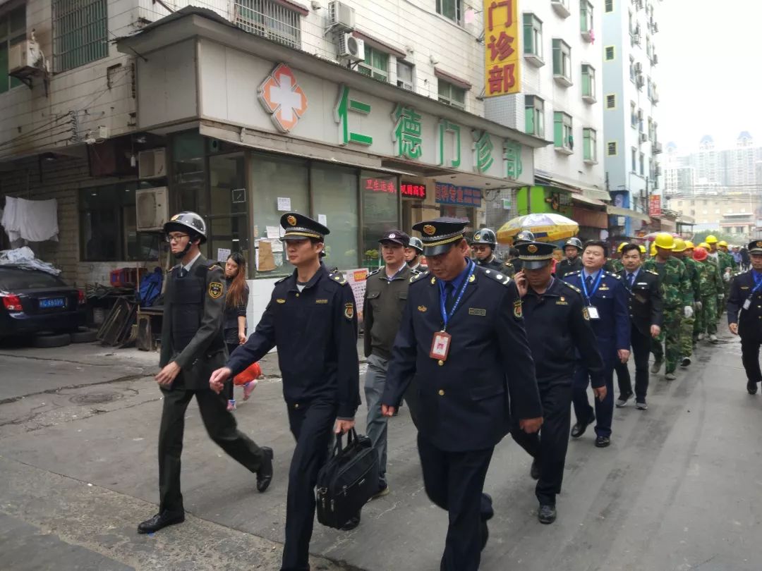 依法清拆,整治环境!南洲街后滘涌沿线乱搭建清拆行动进行中