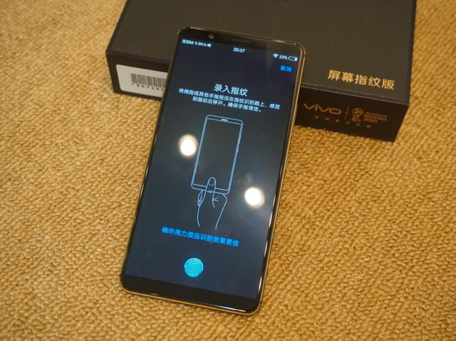 屏幕解锁原理:当用户手指轻微按压vivo x20plus屏幕指纹版手机屏幕时