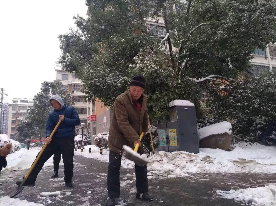 习友路,漫天风雪中,一位除雪工作人员的头盔上已经结冰.