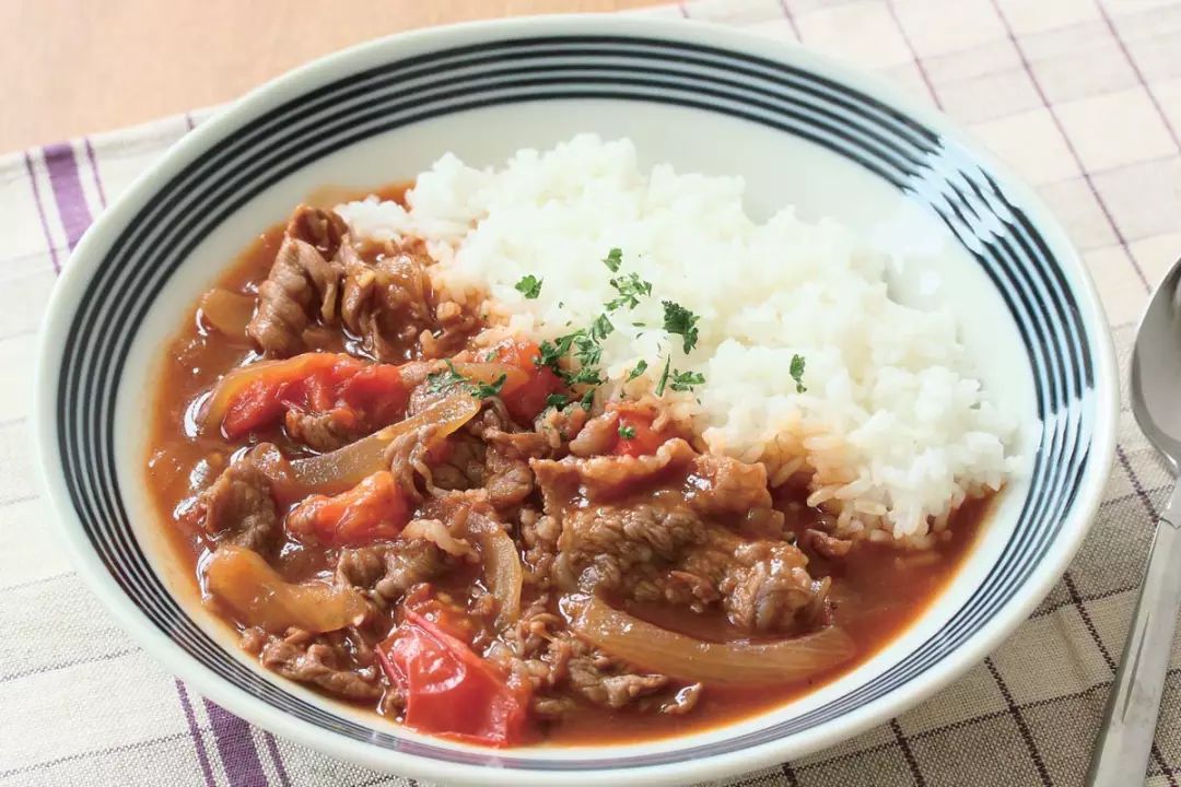 放上烤鳗鱼片,浇上佐料汁的大碗米饭.