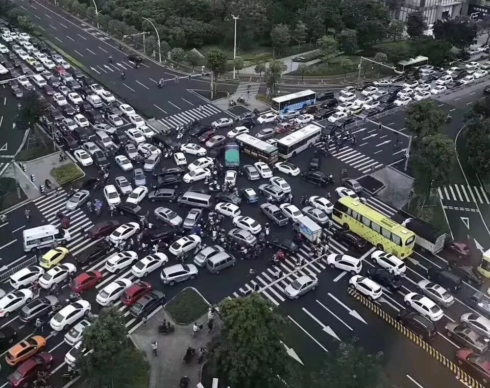 同为2000km05汕头60万辆汽车比深圳300万辆汽车堵