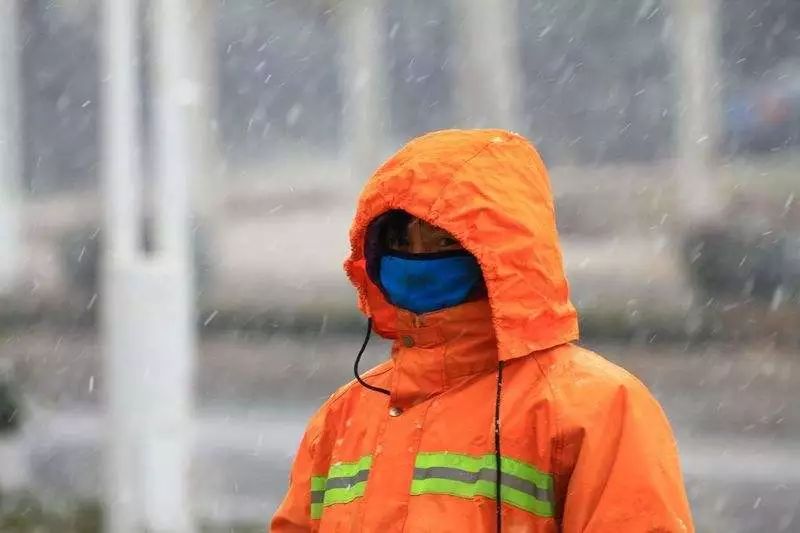 街头一道靓丽的风景线…他们冒着寒风和冻雨工作,街头的环卫工人越来