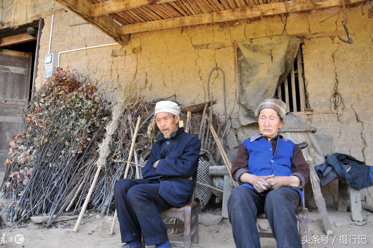 重庆巫溪县,渝陕交界的大巴山腹地的贫困村留守老人.