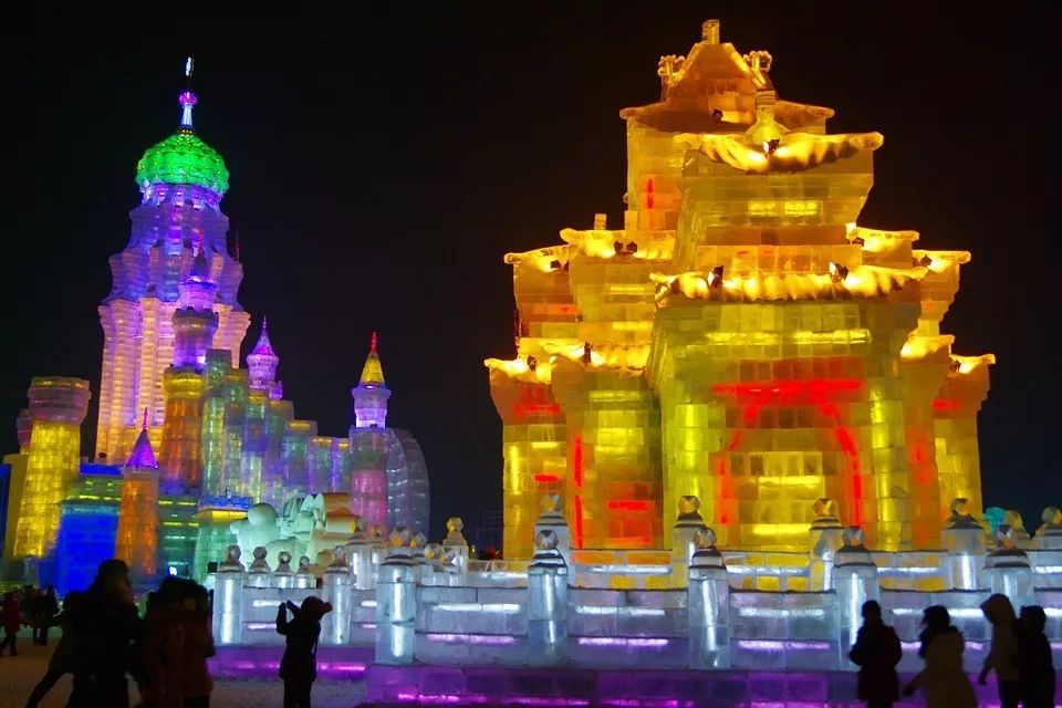 冰雪带来的最纯真的乐趣 宏伟的建筑群和栩栩如生的冰雕冰景巧夺天工