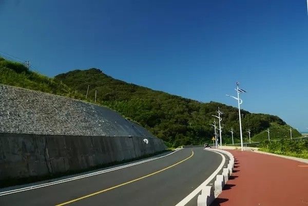 沿途会经过平潭岛上最美的环岛公路,一边是湛蓝的大海波涛拍案,一边是