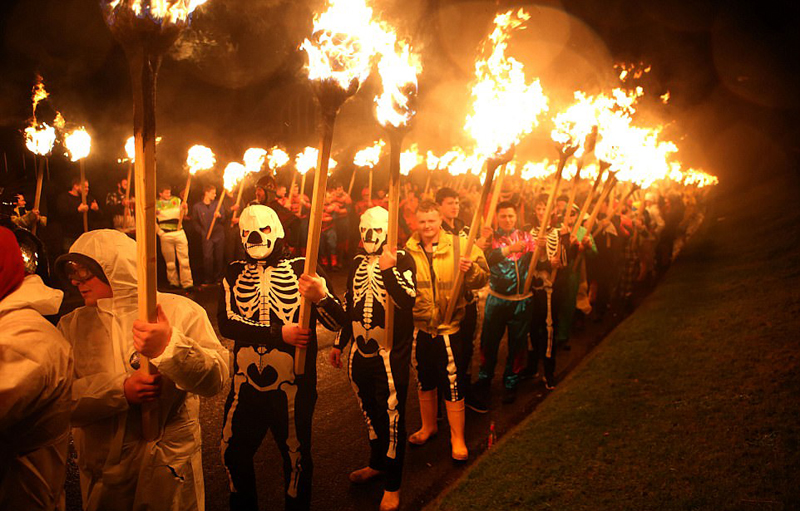 英苏格兰庆维京火祭节 千把火炬照彻夜空