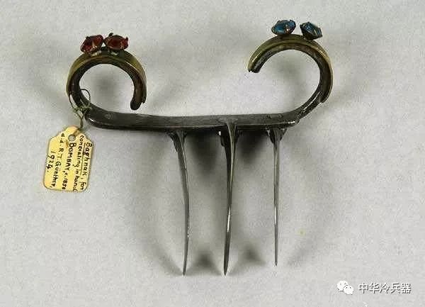 虎爪出现在16~18世纪的印度,有10cm左右,一根金属条旁边有突出的四只