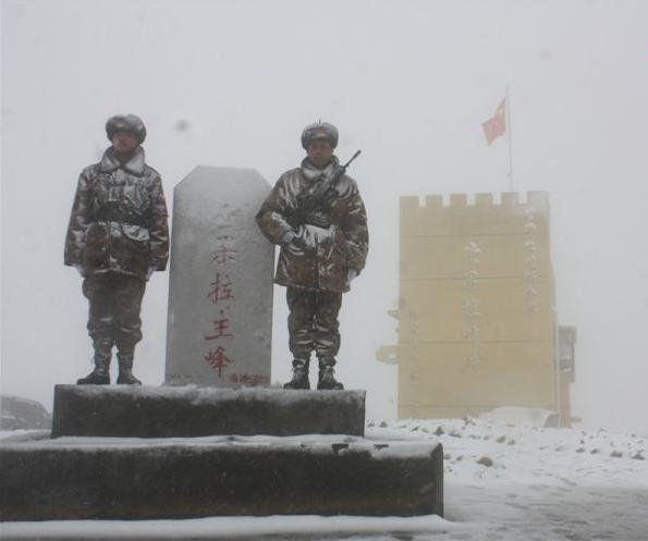 风雪中站岗的中国军人,敬重每一位守护祖国的军人!