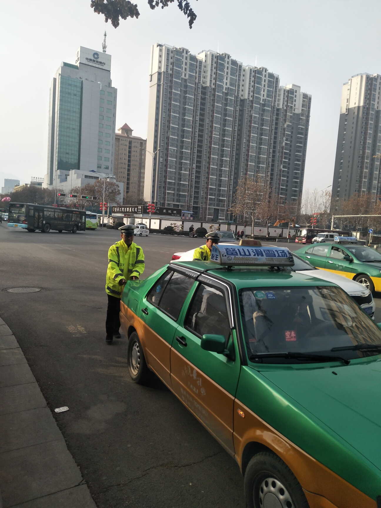 2月1日,宝鸡交警帮助熄火出租车停放在路边