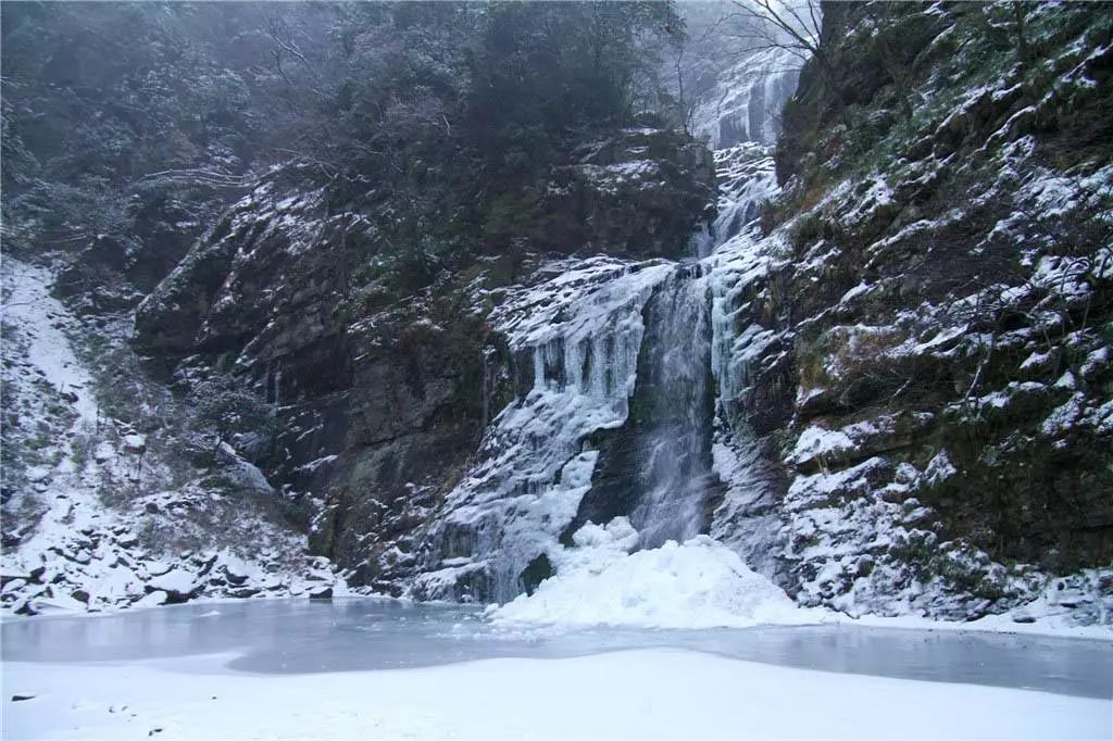 一到冬天,下雪降温,瀑布结冰,神瀑沟摇身一变,成了奇妙的冰雪世界.