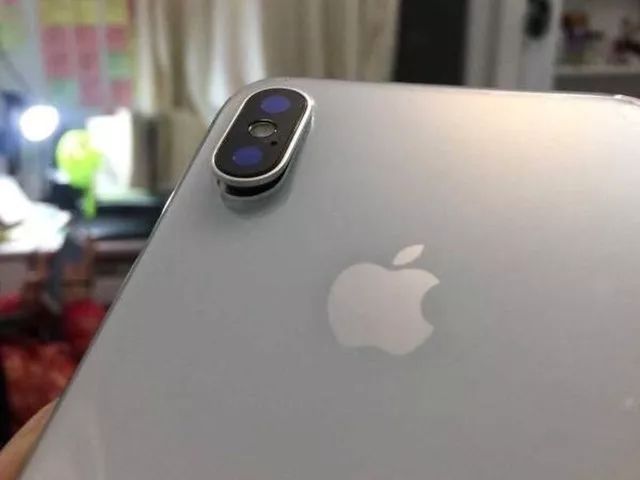 iphonex后置摄像头盖脱落(图片引自微博)