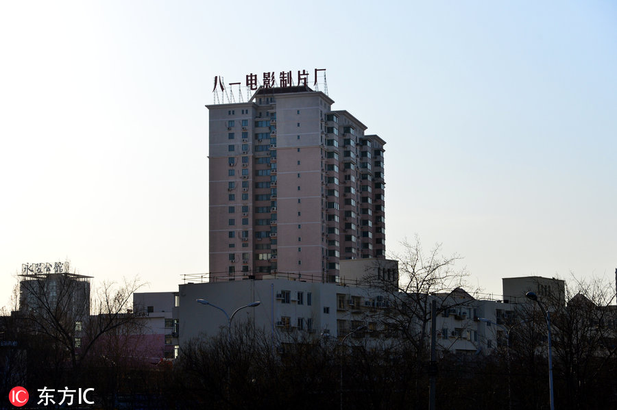 2018年1月30日,北京六里桥过街天桥上拍摄八一电影制片厂高楼.