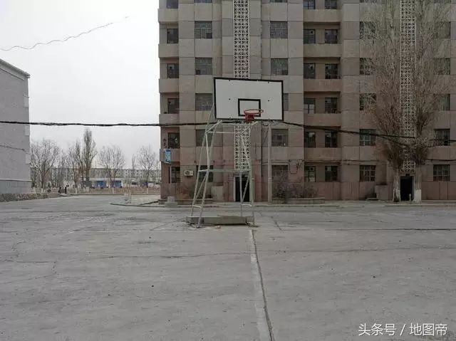 既然是为研究核弹而建立,那自然是远离人口稠密地区,这座城市位于甘肃