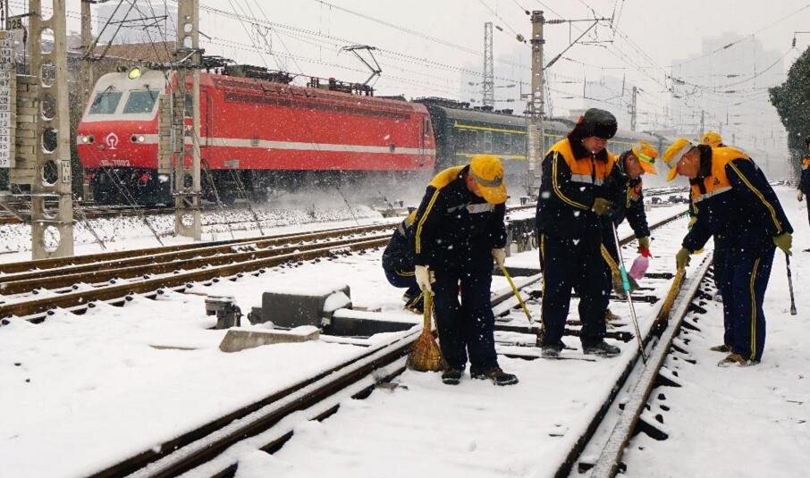 风雪中的铁路工人敬业精神