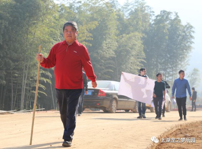 童锦泉在太湖龙之梦工地现场一点一滴地去实现一个史无前例的造城之