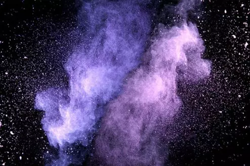 带有浓烈科幻色彩的颜色可以翻译为"紫外光"或者"电光紫"紫色一向象征