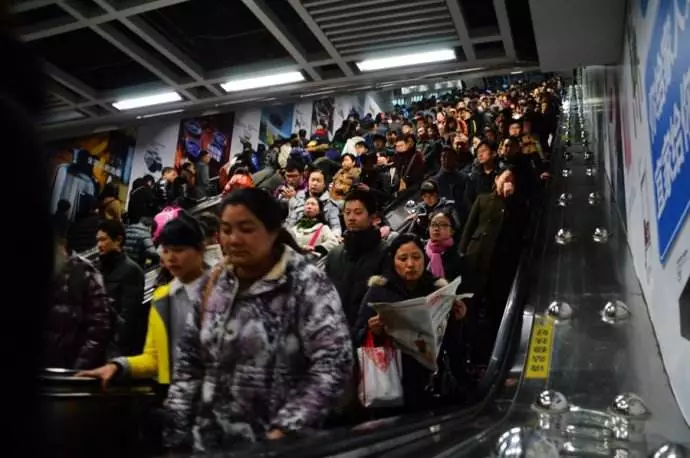 上海地铁早高峰拥挤的人群