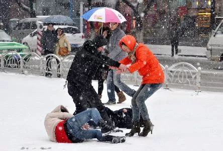 绝经后的女性,更易骨质疏松,身体平衡感相对较差,所以一旦摔倒更易