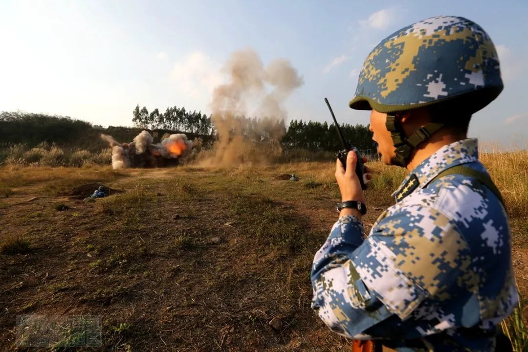 海军陆战队某旅组织实兵实弹演练