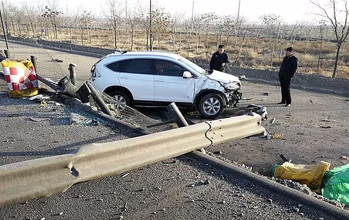 今晨,京藏高速一辆越野车爆胎失控飞出高速路!