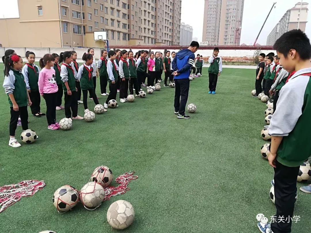 同时,省教委对学校足球教育进行评估验收,东关小学被列为国家教育部