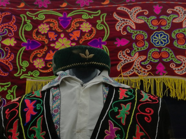 哈萨克族狐皮三叶帽 柯尔克孜族约20万人口,多人事畜牧业,他们的帽子