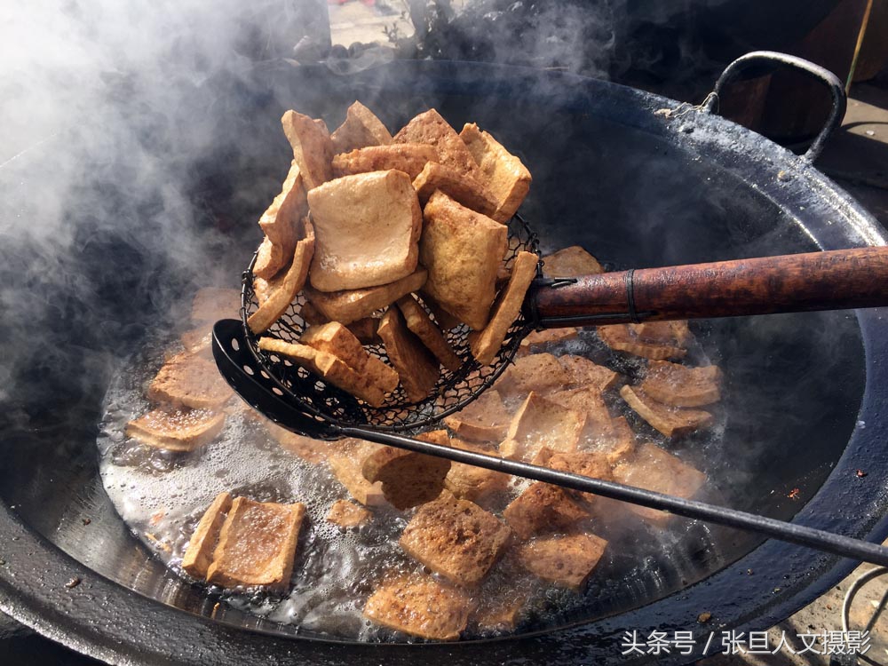 炸豆腐是他拿手的活,一会功夫,他就炸下一大锅,金黄金黄的,外脆里内很