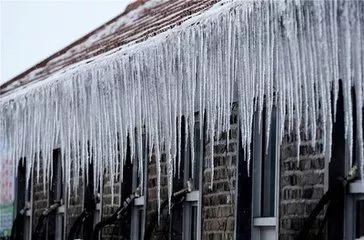 杭州一小孩在楼下玩雪,被坠落冰锥砸死了?真相到底是什么?