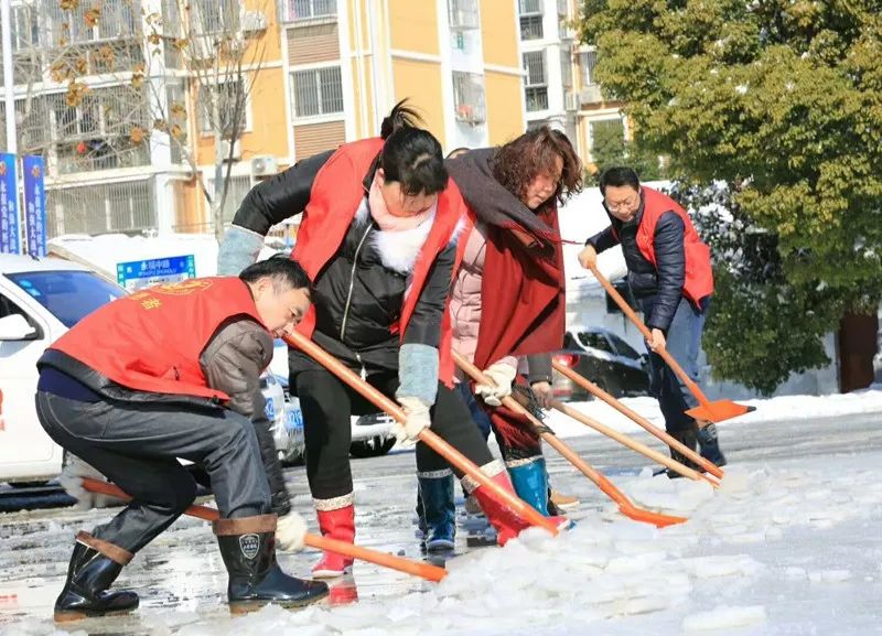 天长志愿者协力扫雪除冰保畅通