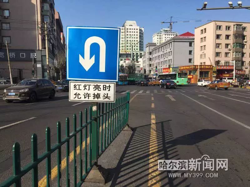 宽桥街由先锋路来车方向上快到该路口前,隔离护栏上树着一块交通标志