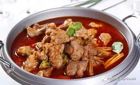 原料:鲜羊肉1500克(羊腩500克,羊后腿肉1干克,蒜苗50克,香菜10克.