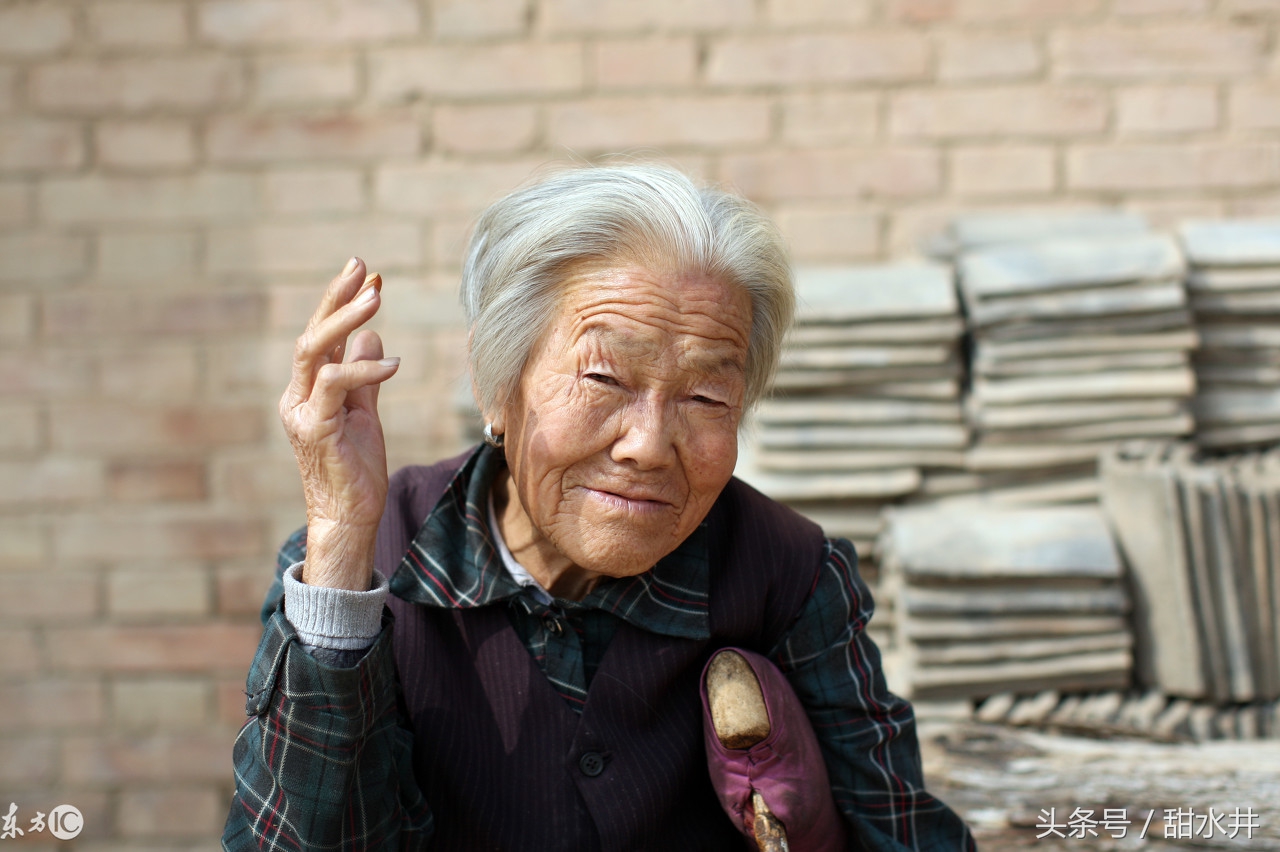 盼望着孩子赶紧回家,慈母手中线,游子身上衣,临行密密缝,意恐迟迟归!