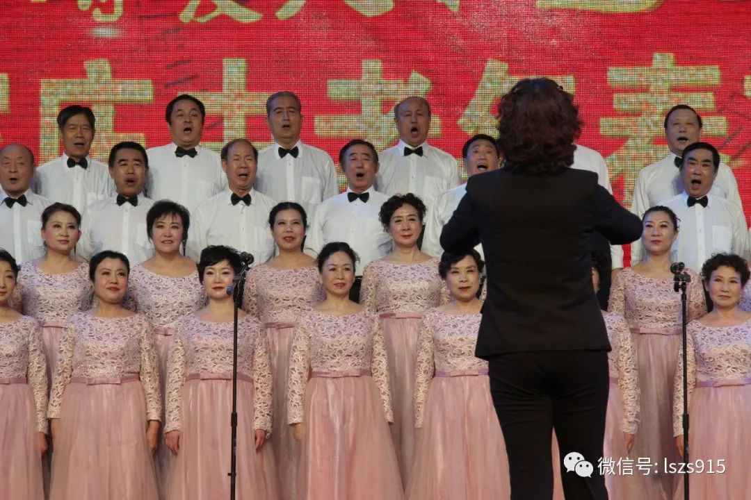 合唱《阳光路上》表演者:石家庄市老年大学合唱团