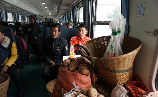 中国最便宜的火车,车内光景仿佛回到70年代,票价多年