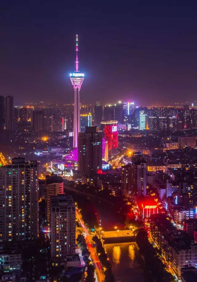 作为四川省和成都市的绝对地标性建筑,锦绣天府塔塔高339米,是中国