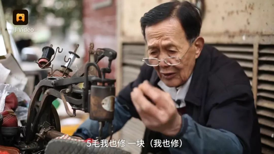 厦门79岁的 庄建金,庄大爷是个 修鞋匠,干这一行已经61年了.