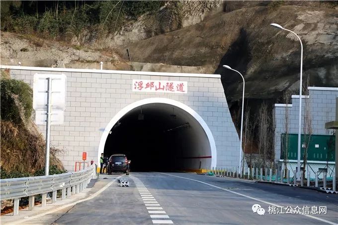 益马高速浮邱山隧道