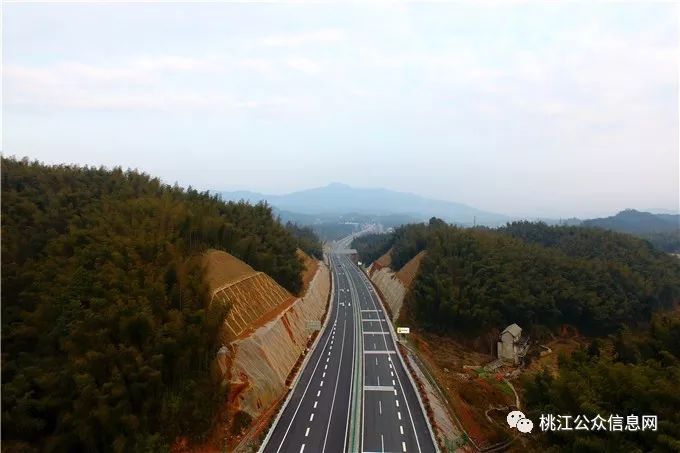 公路项目是湖南省七纵七横高速公路网规划第三横(平江至安化)中的一段