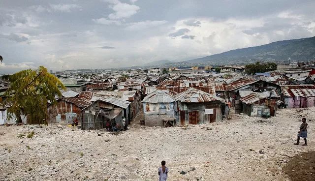 海地索莱依区贫民窟  我在海地和他度过了大段的时光,也跟着他满世界