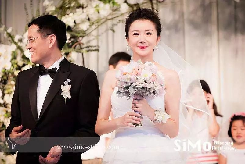 2014年6月5日,孙菲菲与老公在北京民政局婚姻登记处领证结婚.