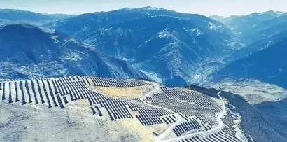 建在高山之巅的小金县美兴镇大坝口太阳能光伏发电项目.