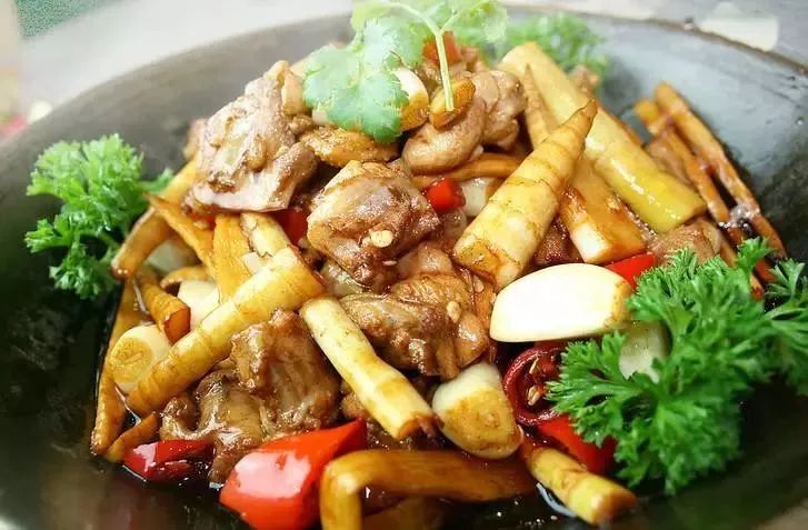 酸笋煮鸡是傣族传统名菜,西双版纳大小餐厅的常见菜品.