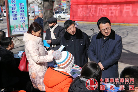 合阳人社局局长乔俊武(站立右一,就业局副局长赵忠宪(站立右二,残联