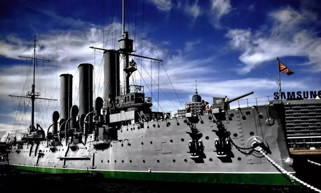 它就是炮轰冬宫,打响俄国革命(十月革命)第一炮的阿芙乐尔号巡洋舰.